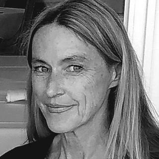 Portrait von Corinna Schusser, begleitet zu innerer Balance, Selbstheilung und tieferem Bewusstsein