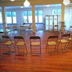 Raum für Gruppenarbeit und Workshops – Stuhlkreis in der Praxis

